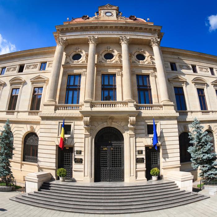 Cine îi dă, de fapt, bani României când statul se împrumută