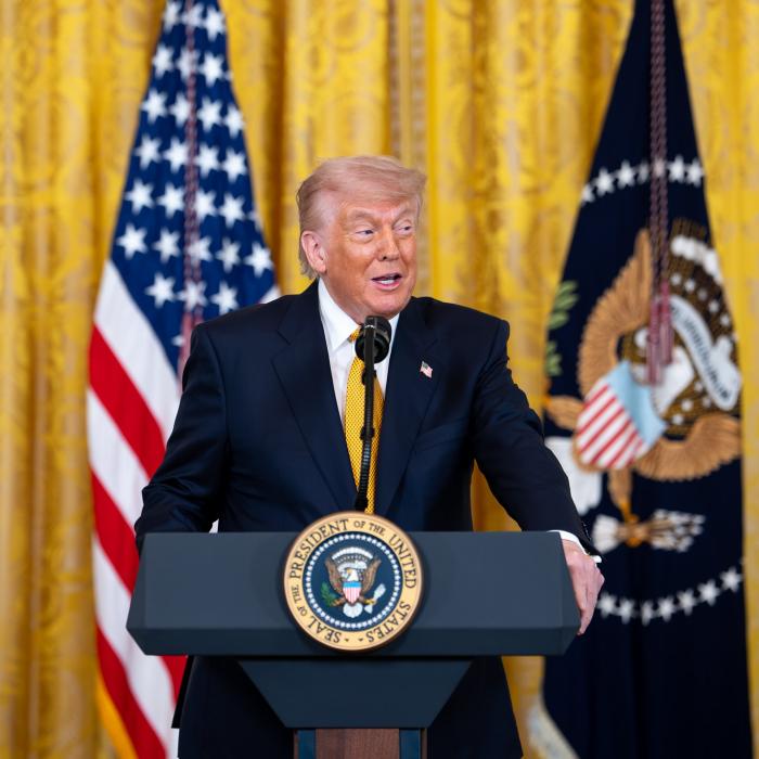 Trump, implicat în tranzacții pe bursă cu acțiuni Amazon, Apple, Microsoft și Nvidia