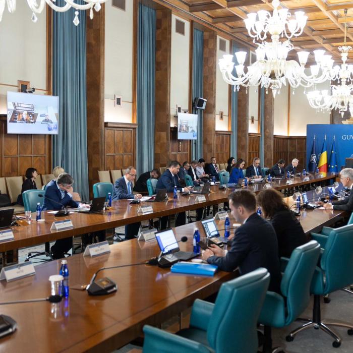 "Nu poți cere austeritate mediului privat dacă statul continuă risipa". Economist, analiză a mesajelor transmise de Mugur Isărescu