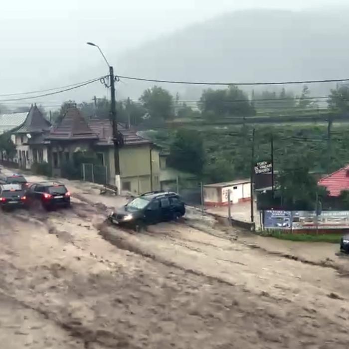 Bușteni, sub ape. Poliția îi avertizează pe șoferi să nu traverseze zonele inundate