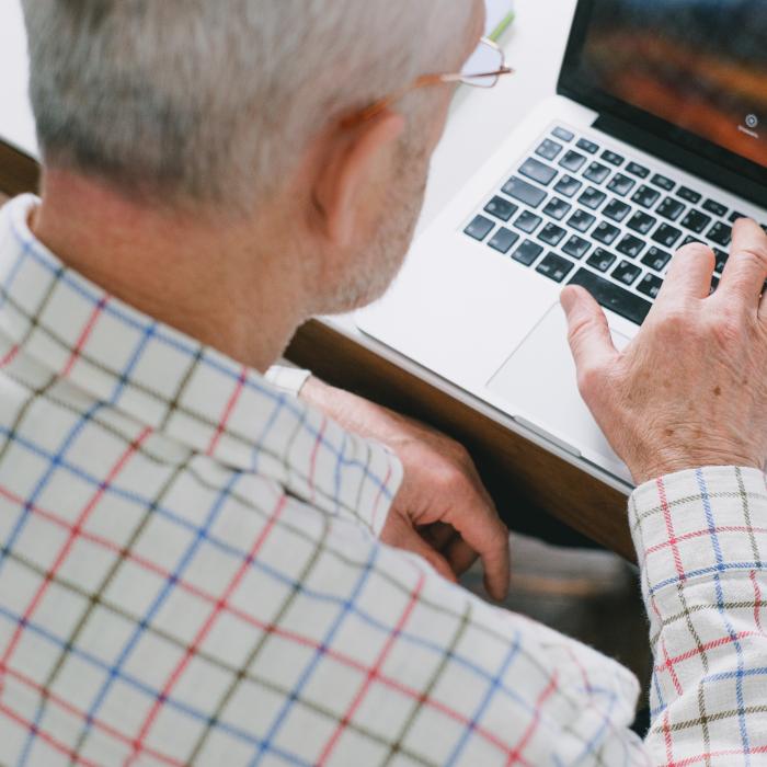 Mai puține drumuri și hârtii pentru români. Nou sistem online pentru beneficiile de asistenţă socială