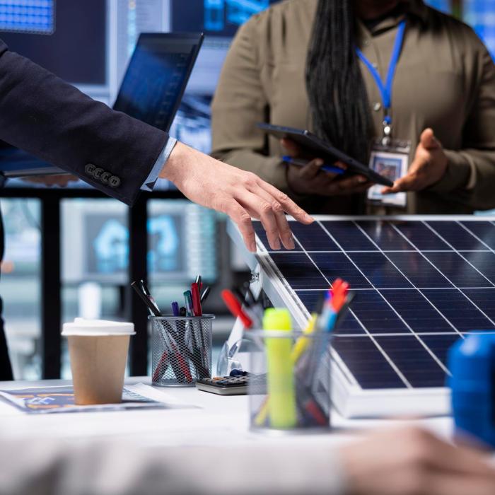 650 de milioane de euro pentru panouri solare și baterii la instituțiile publice. De ce contează ziua depunerii
