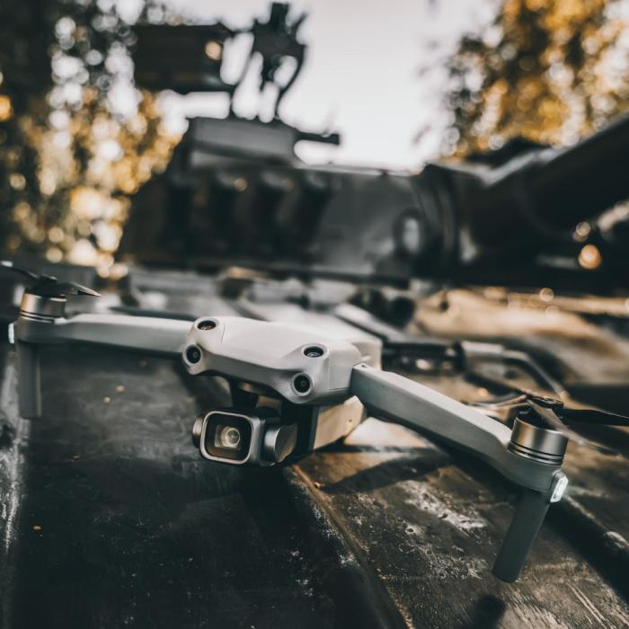O companie germană a prezentat un concept de roi de drone modulare pentru aer, uscat și apă