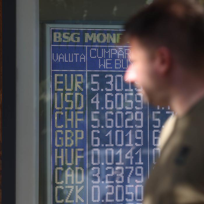 Curs BNR, 7 octombrie. Euro scade ușor, dolarul și lira sterlină se scumpesc