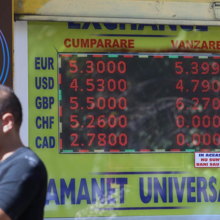 Curs BNR, 8 octombrie. Euro scade, dolarul și aurul urcă