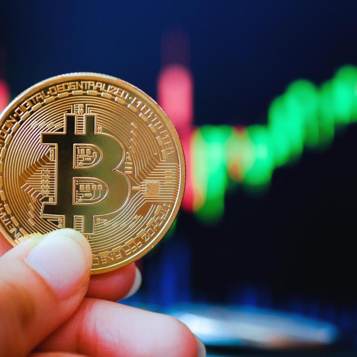 Bitcoin, la un an de la recordul istoric. Ce urmează pe piaţa cripto