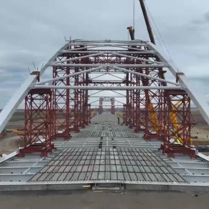 A început montarea ultimului segment al podului în arc de pe A13. Ce se întâmplă apoi în șantier