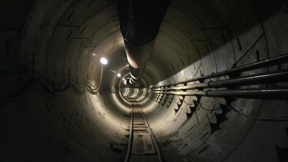 Elon Musk s-a plimbat prin tunelul de sub Los Angeles VIDEO