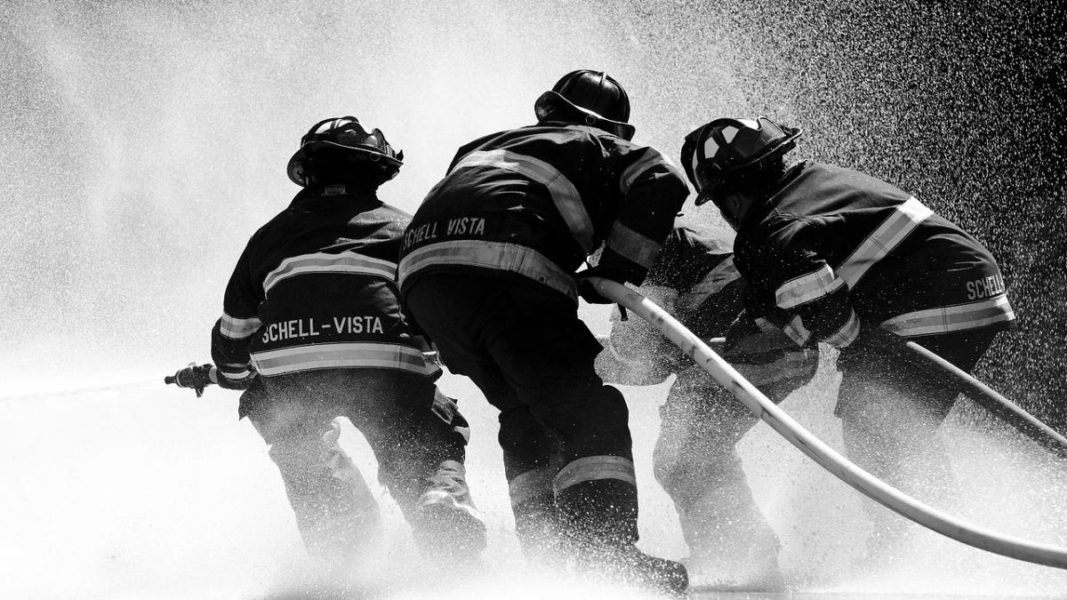 firefighter_1851945_1280_50702500