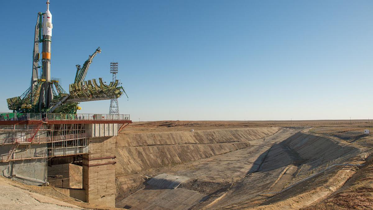 1024px_soyuz_tma_10m_spacecraft_at_the_baikonur_cosmodrome_launch_pad_4_59377500