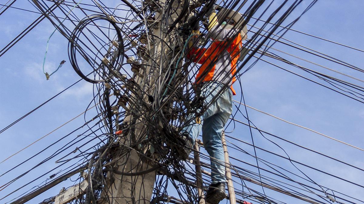 electrical_cable_mess_2654084_53406600