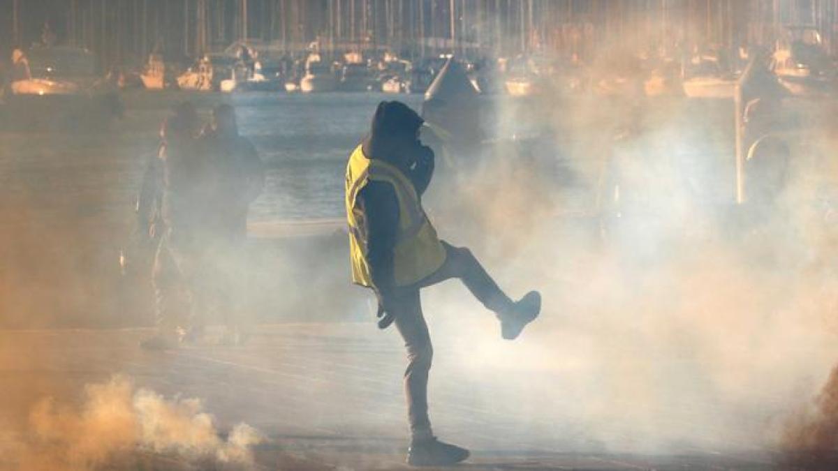 Vestele galbene, printre ghirlande luminoase și blindate ușoare VIDEO