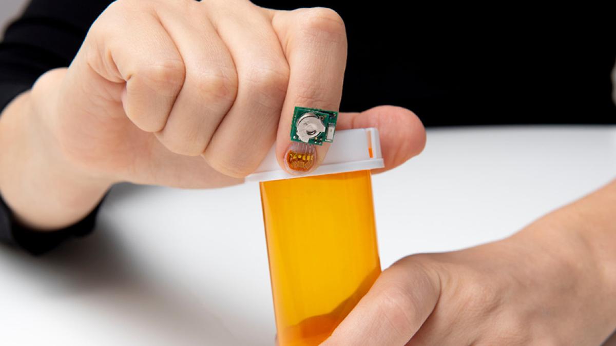 fingernail_sensor_shot_pill_bottle_83343200