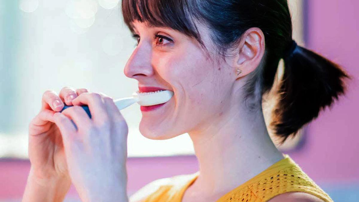 CES 2019. Periuța care spală dinții în 10 secunde VIDEO