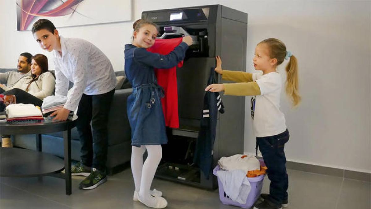 INOVAŢIE. Mașina de împachetat haine VIDEO