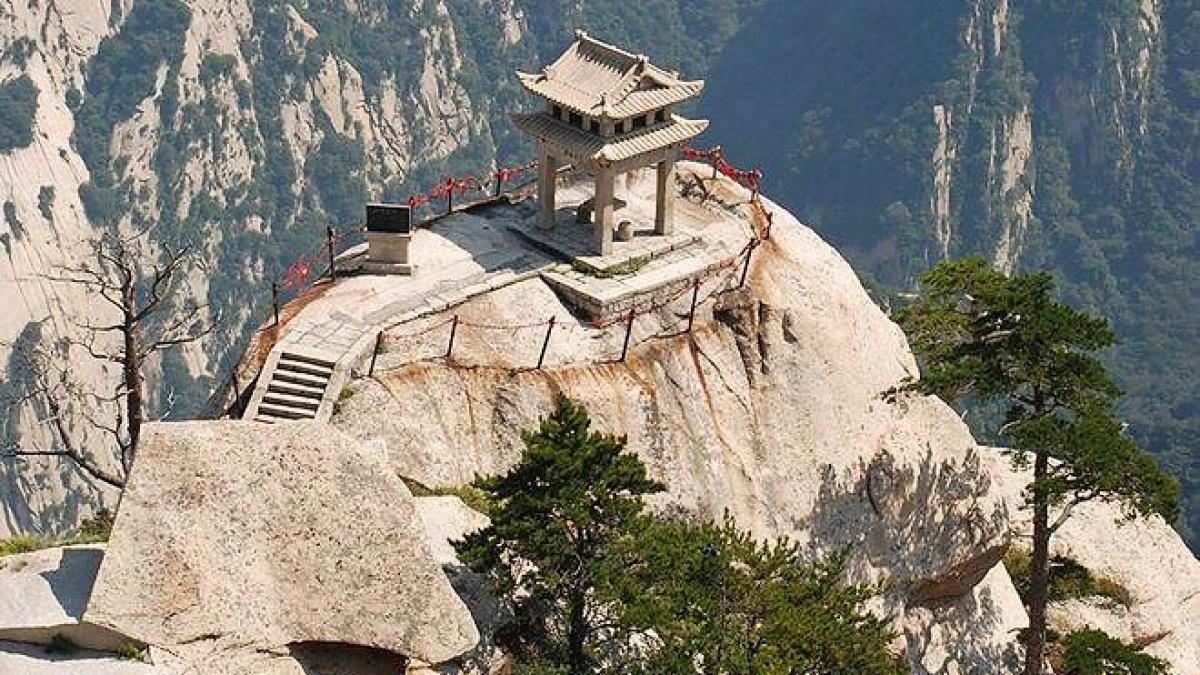 Aici îşi pierd viaţa anual 100 de oameni. Cea mai periculoasă  potecă din lume (FOTO, VIDEO)