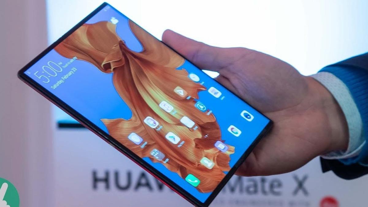 Ultima noutate de la Huawei: Mate X, un telefon de 2.299 euro VIDEO