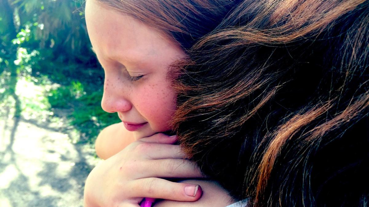 hug_1315545_1280_09690600