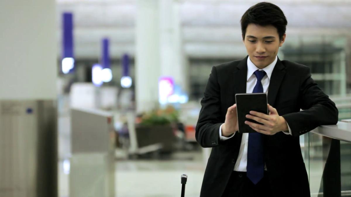 asian_chinese_businessman_airport_travel_destination_mini_tablet_e1lj_wxqjl__f0000_60246800