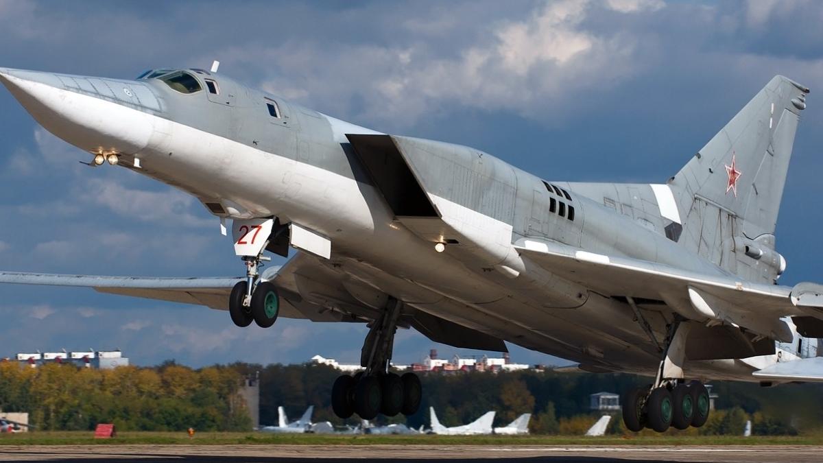 Rușii scot avioane de la naftalină și se laudă cu ele. VIDEO