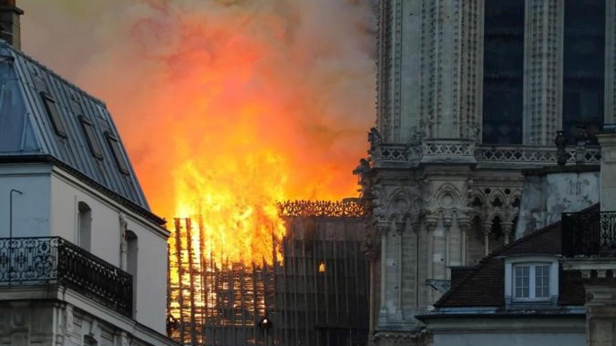 DEZASTRU! Catedrala Notre Dame din Paris, MISTUITĂ de flăcări! FOTO, VIDEO