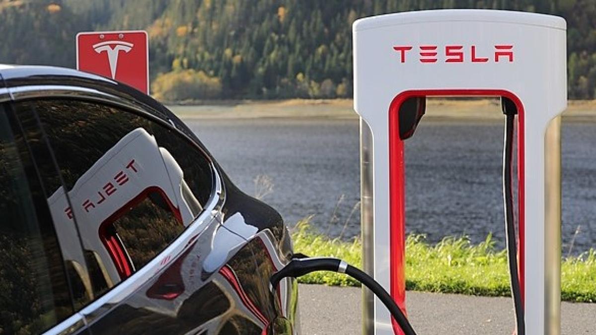 O mașină Tesla a explodat. Stând pe loc. S-a deschis o anchetă VIDEO