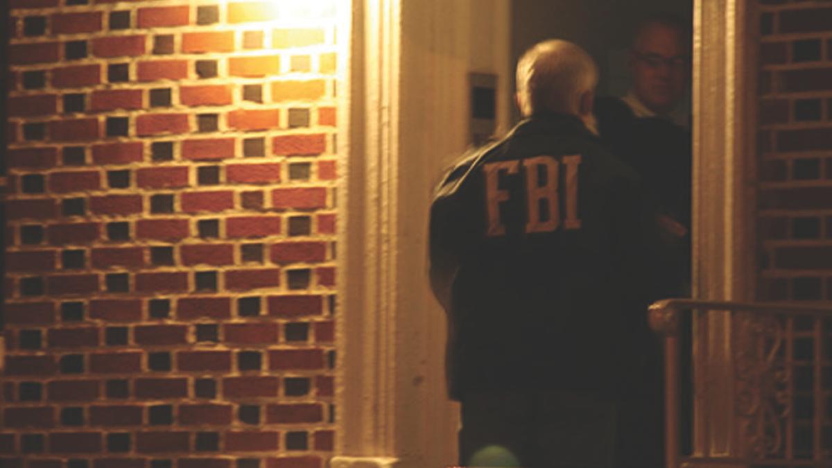 agent_knocks_on_door_in_brooklyn_97419200