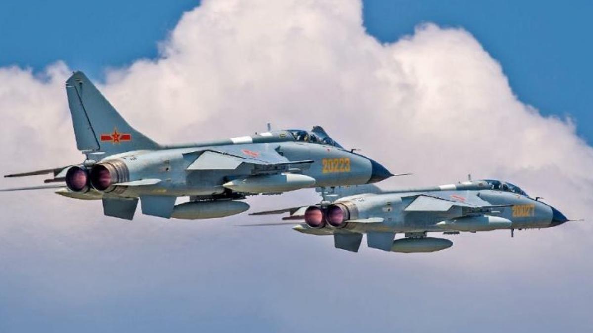 Moment înfricoșător. Un avion militar cade lângă casele oamenilor VIDEO