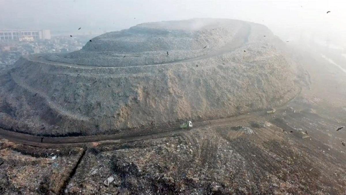 Cea mai toxică haldă de gunoi ajunge la înălțimea Taj Mahal-ului VIDEO
