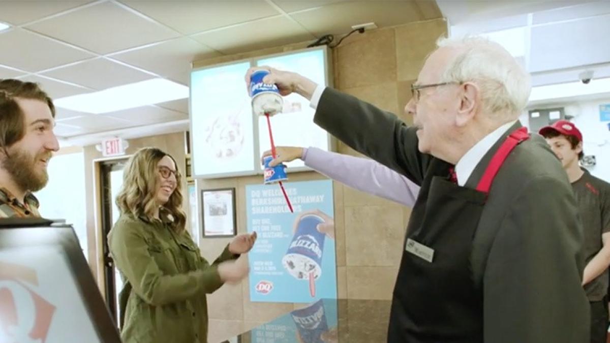 Bill Gates și Warren Buffett, vânzători de înghețată pentru câteva ore VIDEO