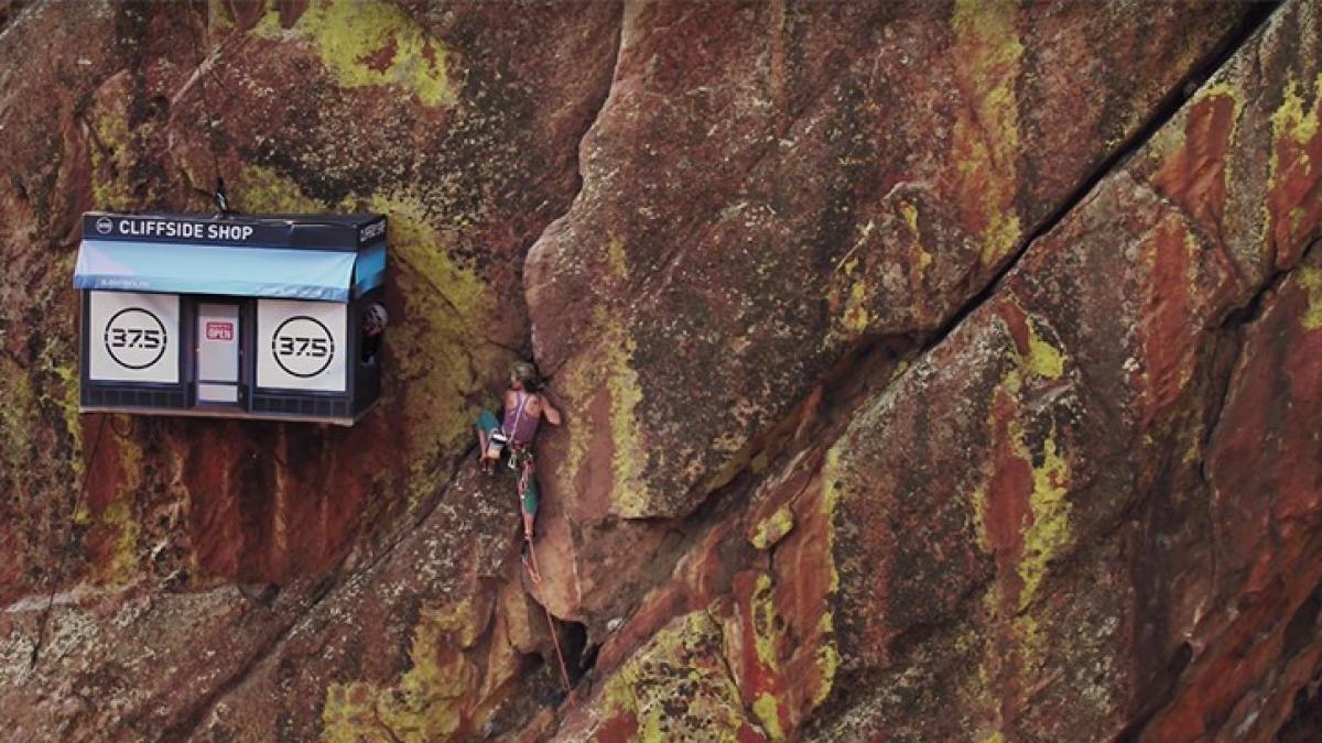 Magazinul agățat de stânci. Destinat exclusiv alpiniștilor FOTO VIDEO