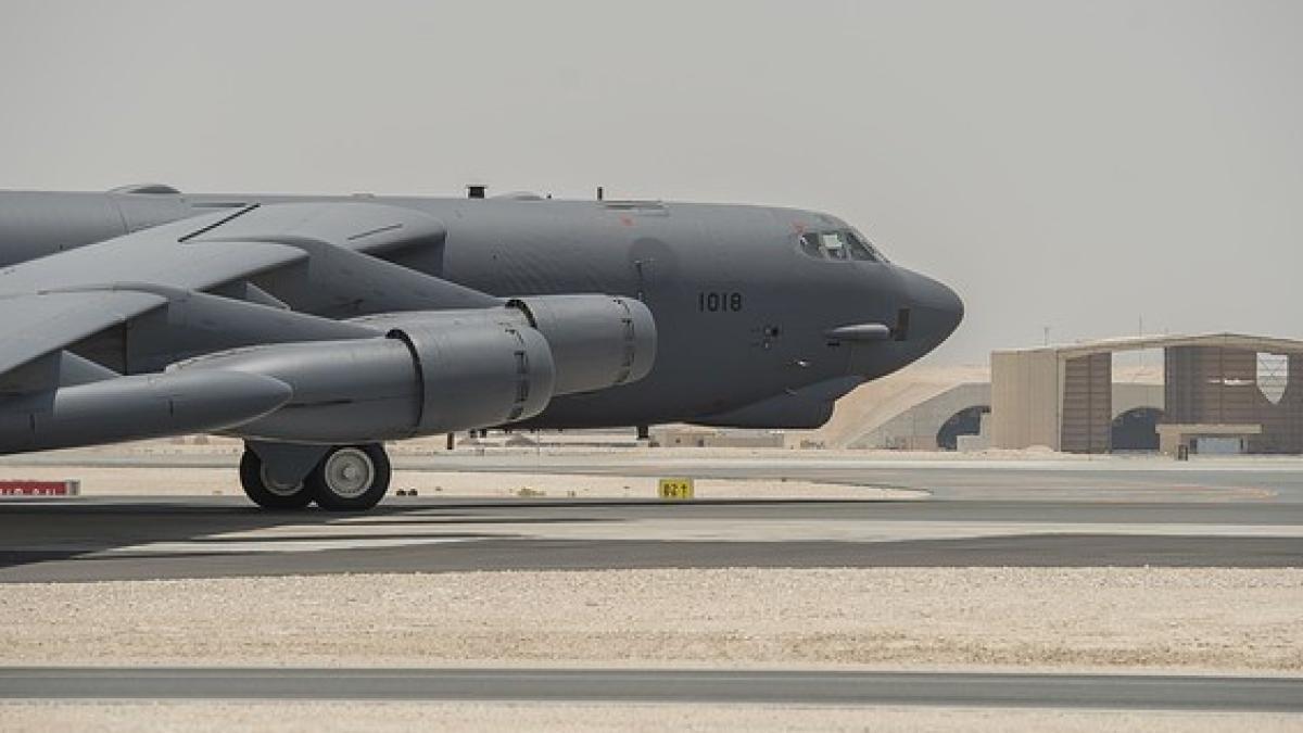 Bombardier american, pus în pericol de un Su-27 VIDEO