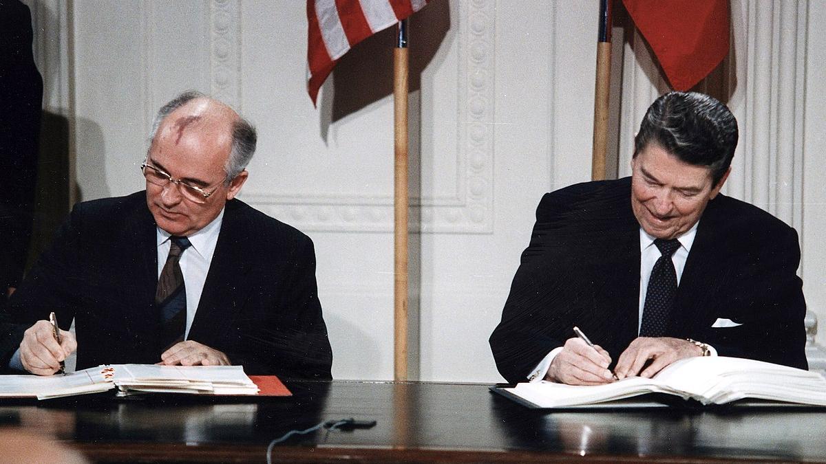 1200px_reagan_and_gorbachev_signing_69140900