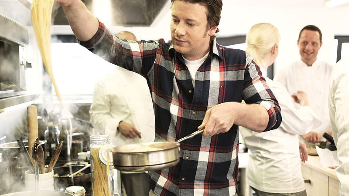 jamie_oliver_cooking_48218600