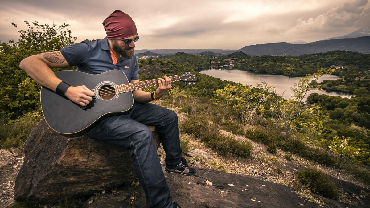 guitarist_407212_1920_32595400