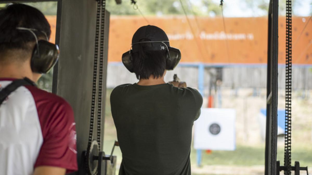 man_is_practicing_shoot_gun_33799_4203_72244700