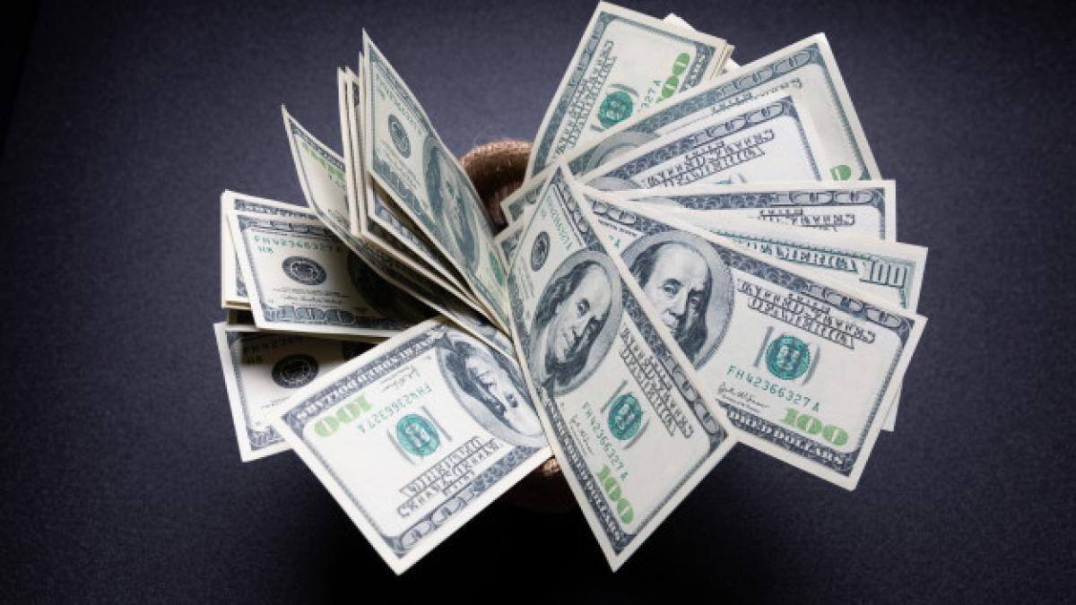 american_dollars_cash_money_sack_black_table_dark_room_1150_18242_54931300