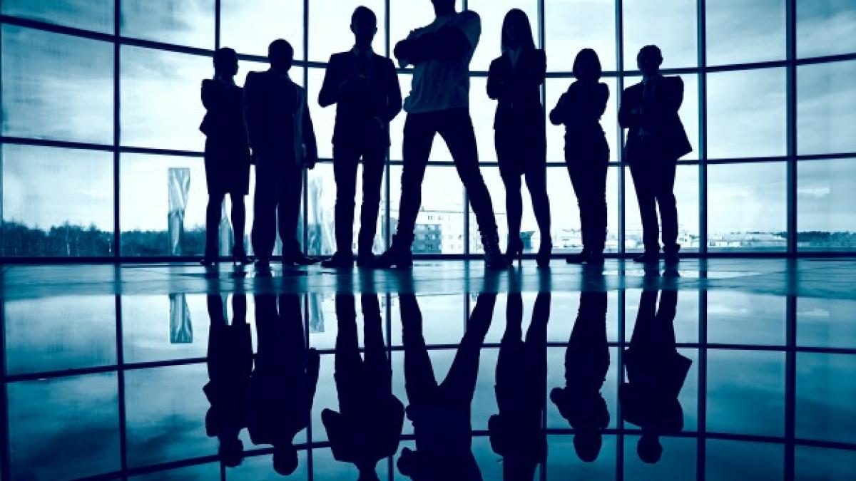 silhouette_confident_businesspeople_1098_1768_48993900