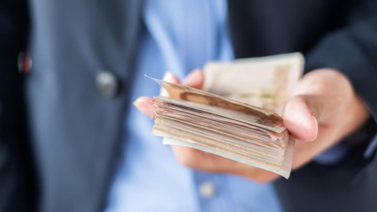 businessman_hand_holding_thai_baht_banknote_stack_42256_1602_29284000