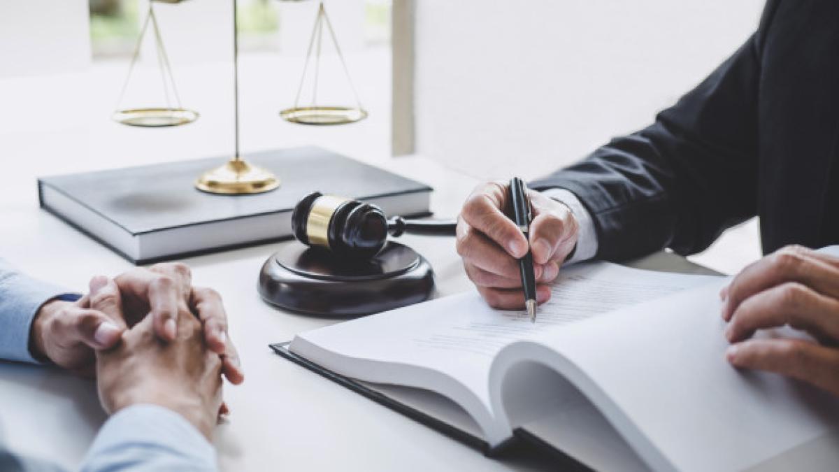 consultation_male_lawyers_business_woman_working_discussion_having_law_firm_28283_1429_00109400