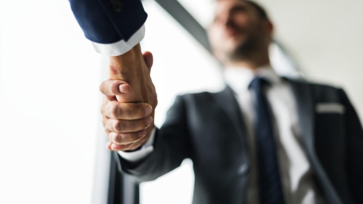 handshake_business_men_concept_53876_31214_08013400