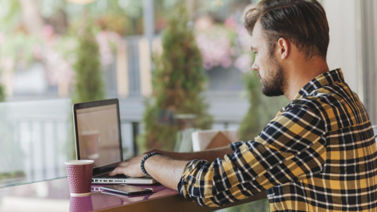 man_using_laptop_coffee_shop_23_2148022823_45429800