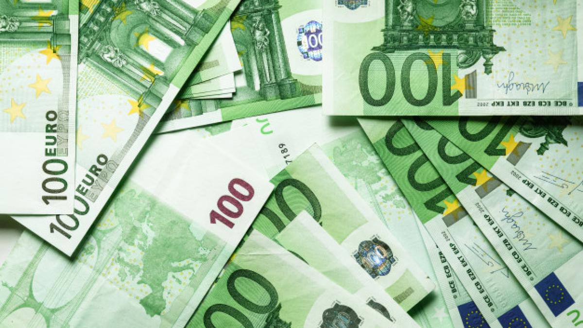 euro_currency_offers_100_euro_bank_note_table_109442_89_42149400