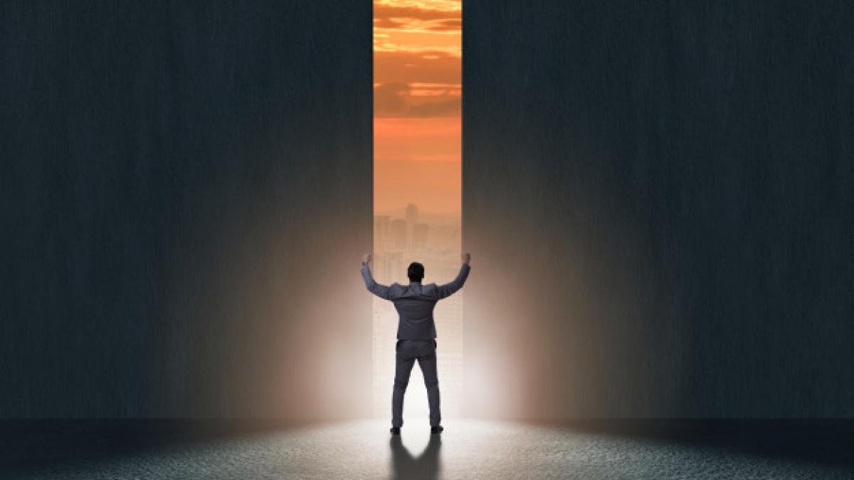 businessman_walking_towards_his_ambition_85869_6707_88650100