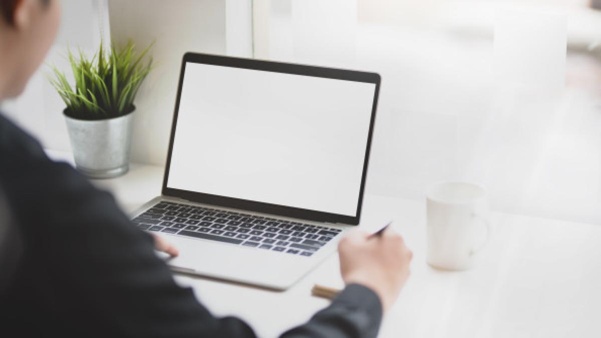 professional_businessman_working_company_s_strategy_67155_2581_94203500