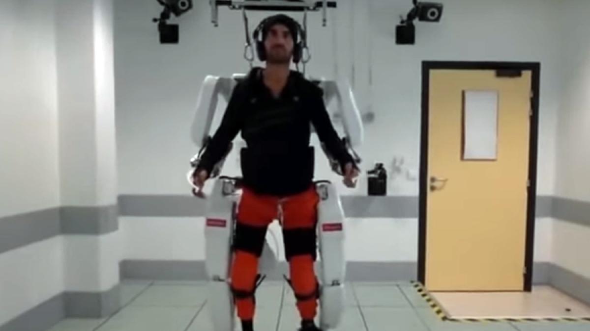 Pentru prima oară un tetraplegic a mers cu un exoschelet controlat cu gândul VIDEO