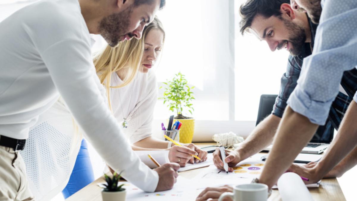 group_young_businesspeople_analyzing_graph_wooden_desk_23_2147839885_57798300