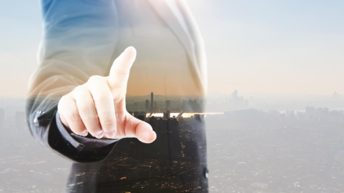 businessman_pointing_1232_916_75515400