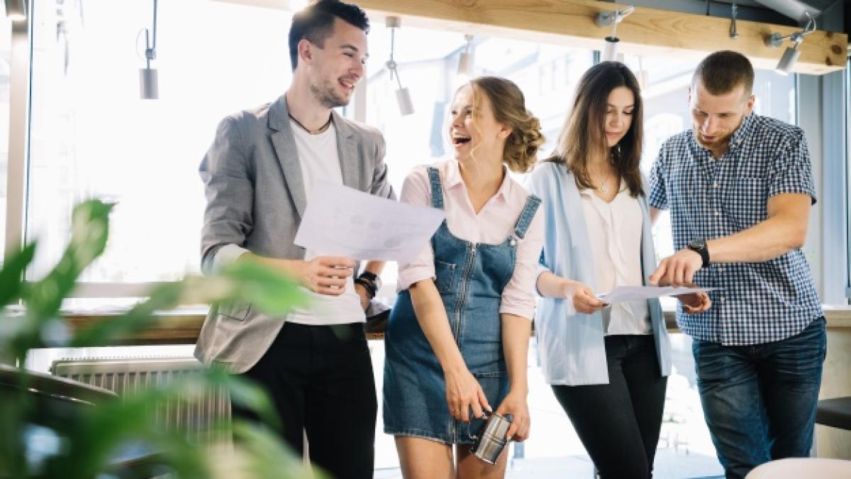 cheerful_colleagues_discussing_work_plans_during_break_23_2147707749_77415000