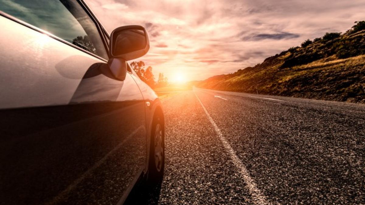 car_travelling_by_sunny_road_1088_51_36052200